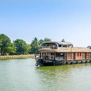 Hotel Oyo 28400 Relax In Kerala Pamba 3bhk Sharing Houseboat